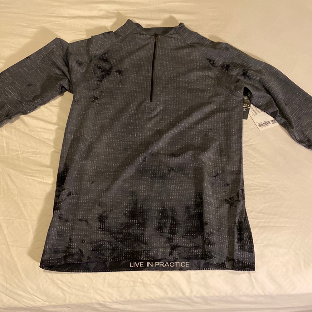 Men’s large gray Lululemon quart zip-never worn